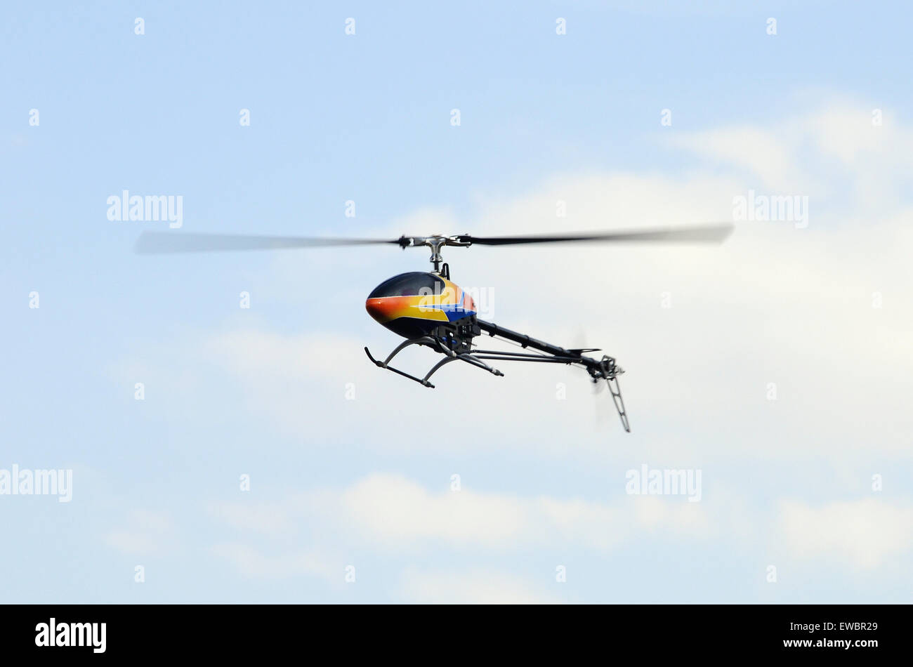 Fliegen mit remote gesteuerten Helikopter Stockfoto