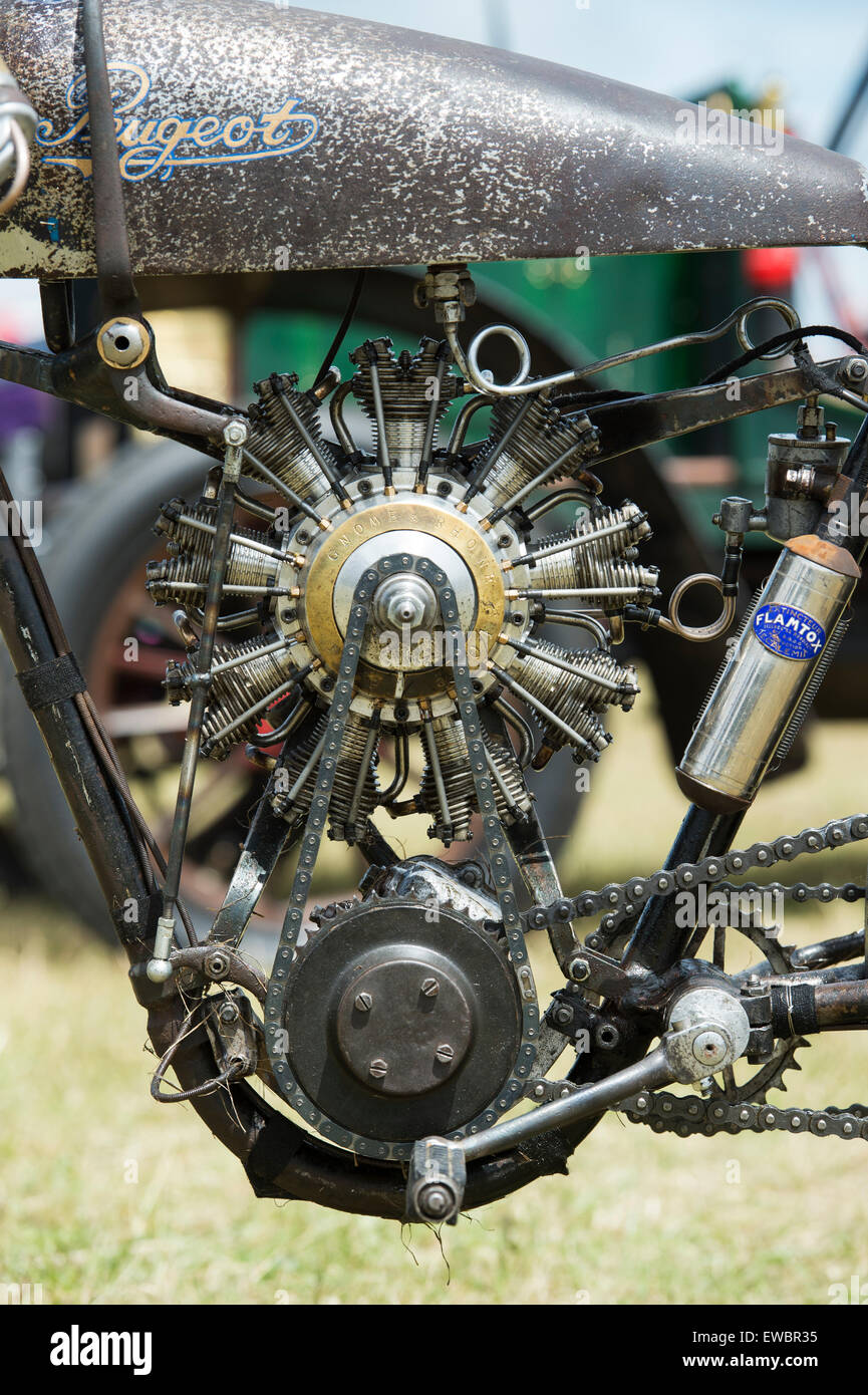 AeroPeu. 1930 Peugeot P50 T oval Board track Racer mit einem skalierten 9 Zylinder radial Aircraft Engine am Schwungrad Festival. Bicester Erbe Centr Stockfoto