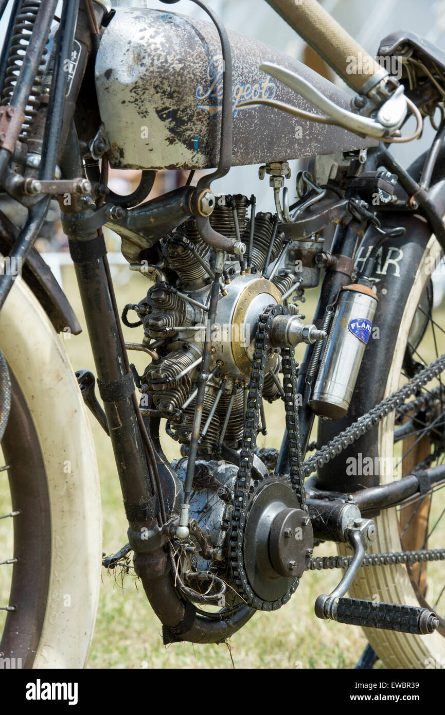 AeroPeu. 1930 Peugeot P50 T oval Board track Racer mit einem skalierten 9 Zylinder radial Aircraft Engine am Schwungrad Festival. Bicester Erbe Centr Stockfoto