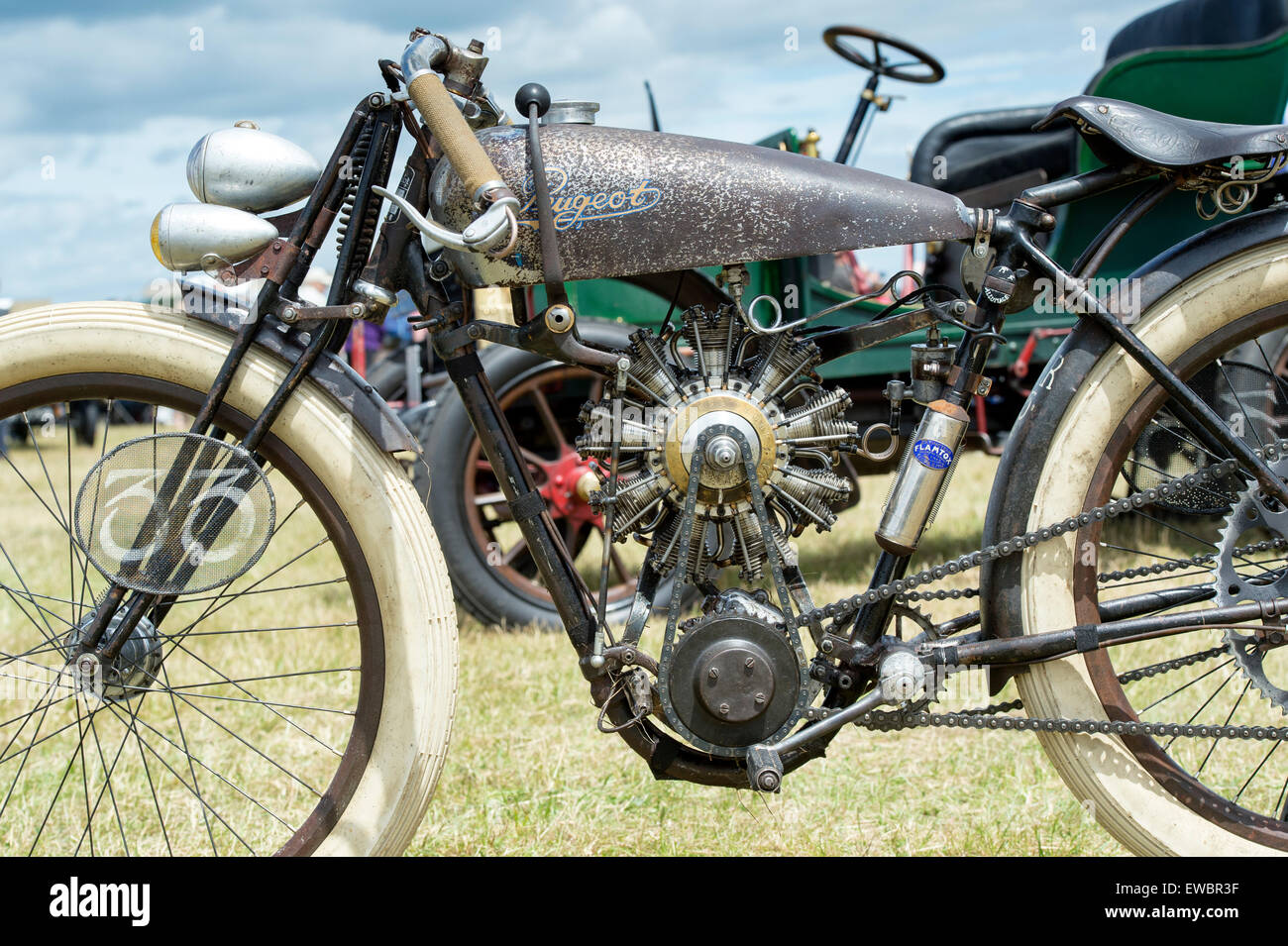 AeroPeu. 1930 Peugeot P50 T oval Board track Racer mit einem skalierten 9 Zylinder radial Aircraft Engine am Schwungrad Festival. Bicester Heritage Center. Stockfoto