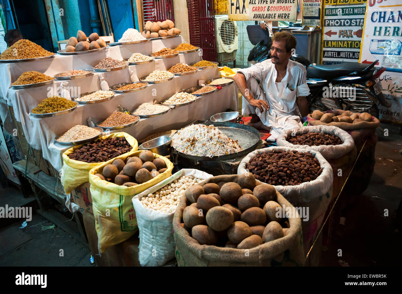 Ein Kaufmann, Verkauf von trockenen Früchten während des Ramadan in Chandni Chowk, Alt-Delhi, Indien. Stockfoto