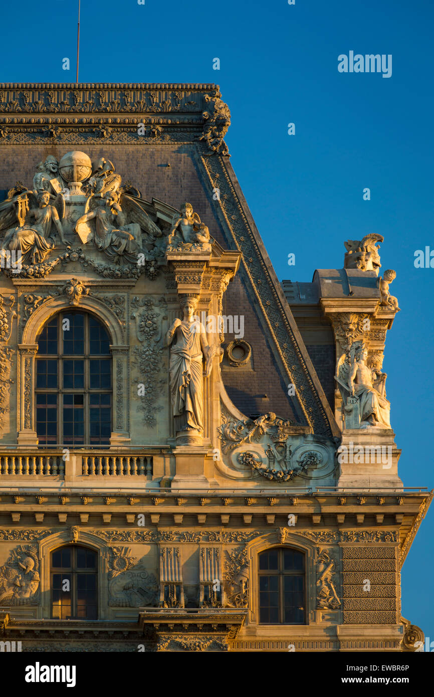 Abendsonne auf den architektonischen Details im Musée du Louvre, Paris, Frankreich Stockfoto