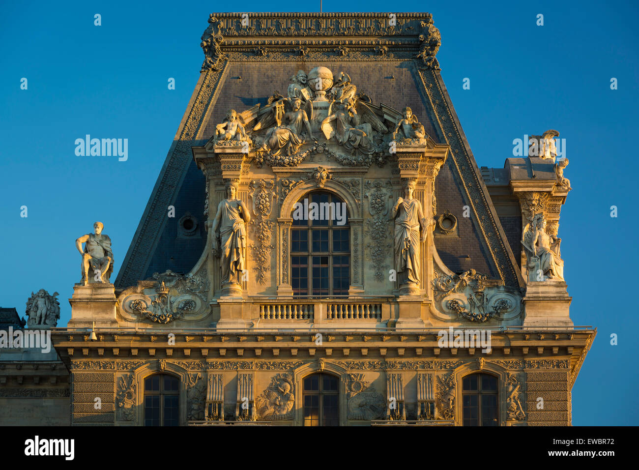 Abendsonne auf den architektonischen Details im Musée du Louvre, Paris, Frankreich Stockfoto