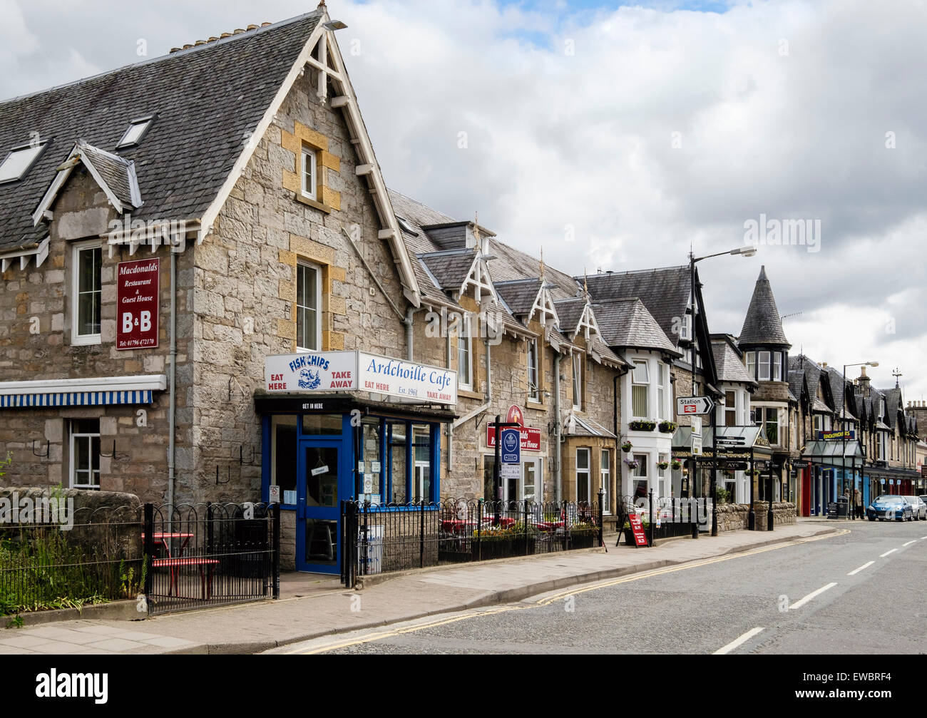 Cafes, Restaurants und Geschäfte im viktorianischen Gebäude entlang der Hauptstraße (A924) durch Perth und Kinross Pitlochry Schottland Großbritannien Großbritannien Stockfoto