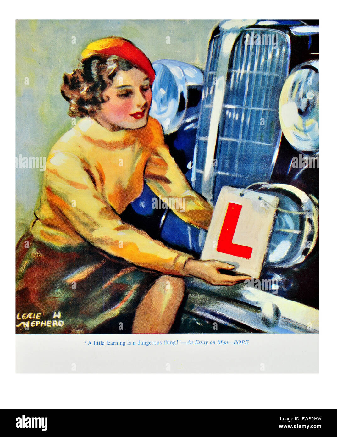 Portrait der Frau das Tragen einer Baskenmütze band ihre Lernenden Platte an der Vorderseite eines Oldtimers Stockfoto