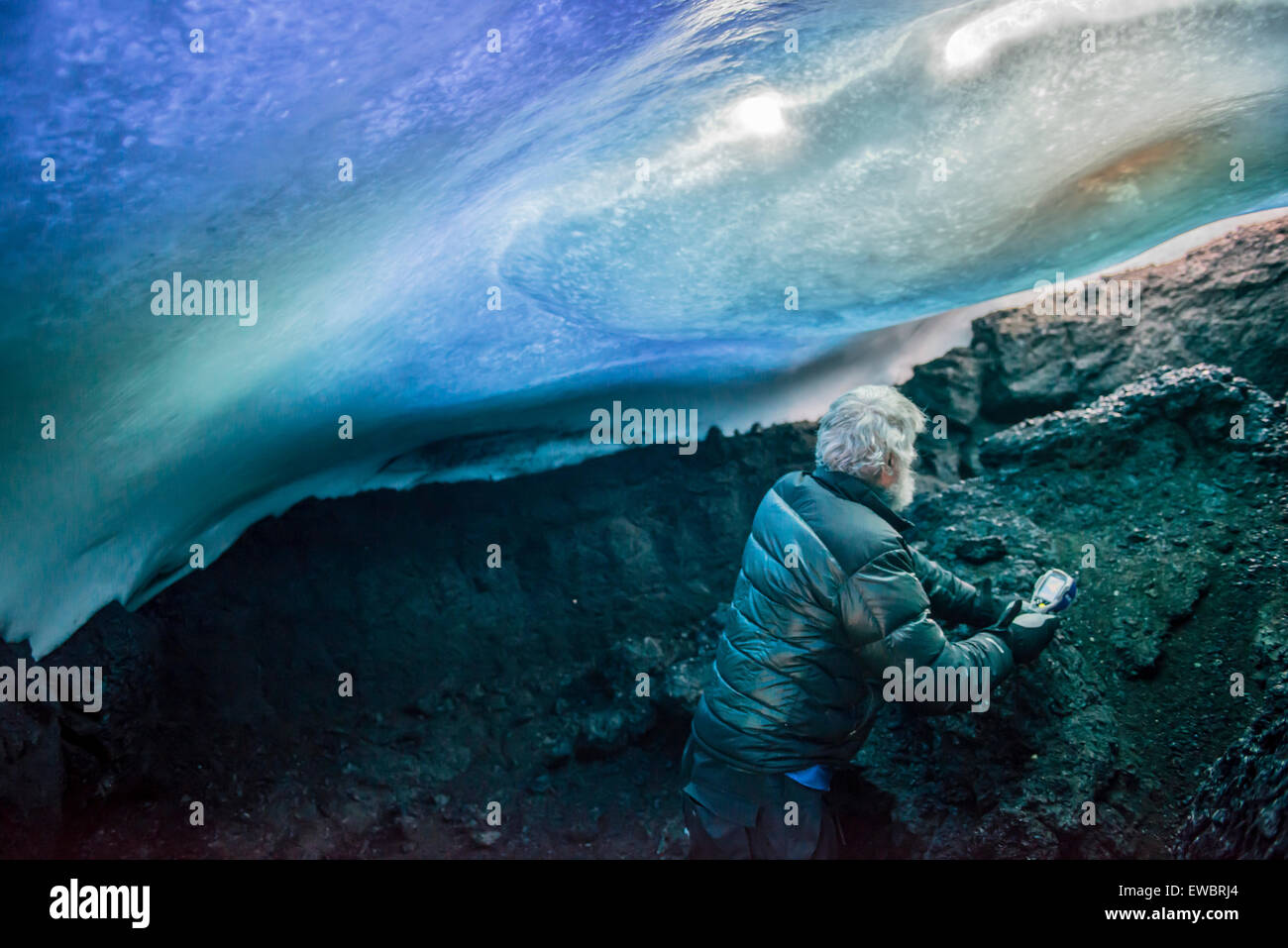 Ein Wissenschaftler arbeitet in einer Dampfhöhle am Mount Erebus, Antarktis. Stockfoto