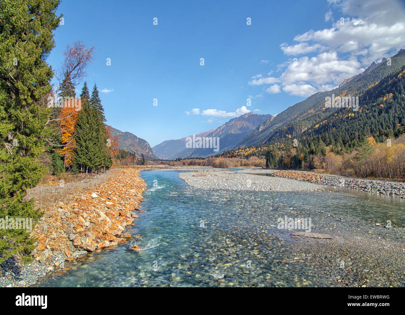 herbstliche Landschaft Fluss Berge bewachsenen bunten russischen Nordkaukasus Stockfoto