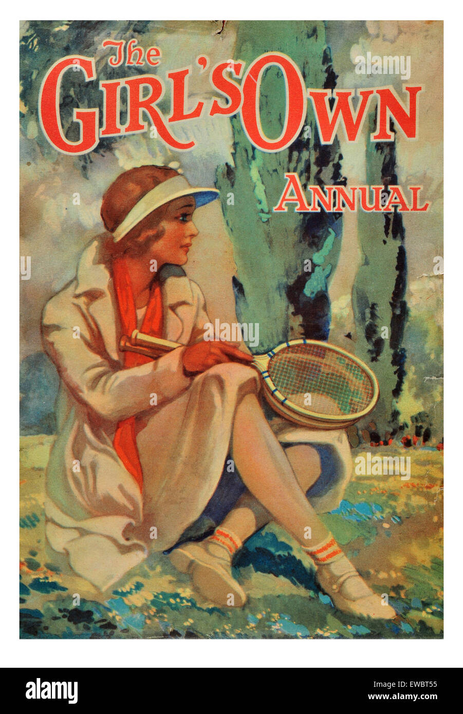 Mädchen anstarren Holding einen Tennisschläger in den Wäldern Stockfoto