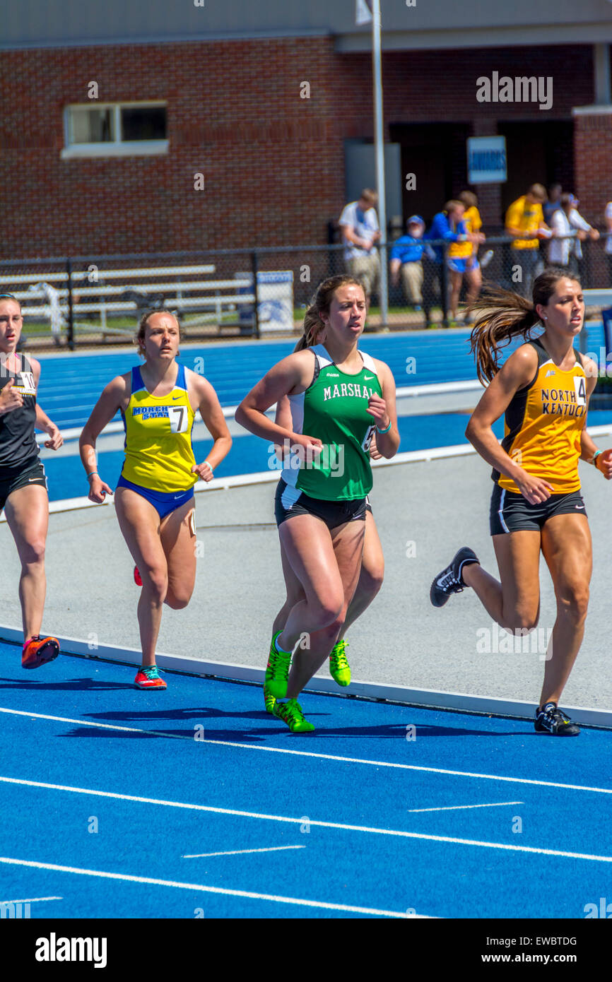 Fuß-Rennen für Frauen bei den Kentucky-Relais.  Dies wurde an der University of Kentucky mit Outdoor-Leichtathletik statt. Stockfoto