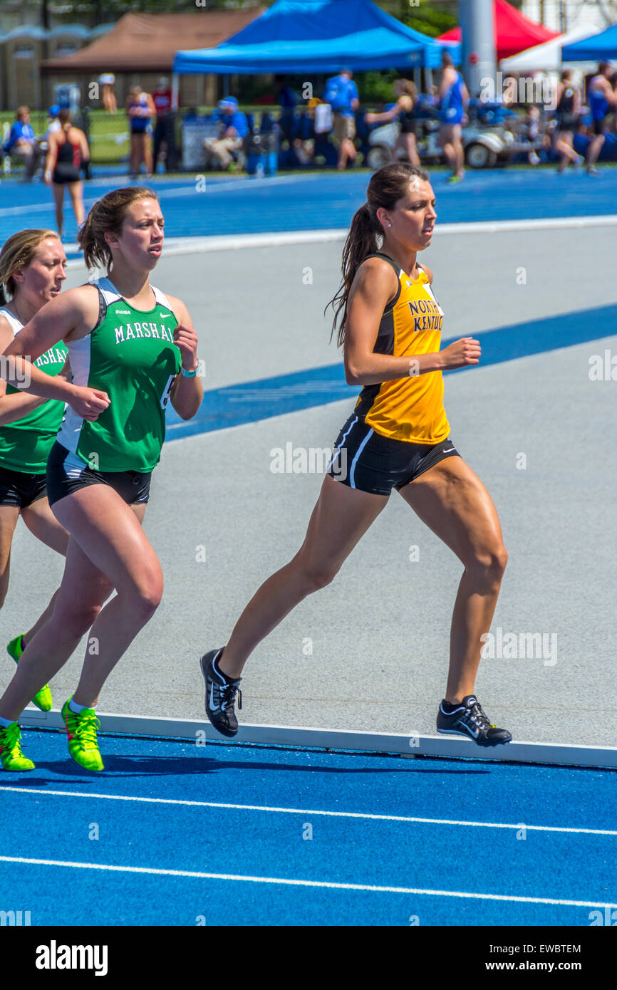 Fuß-Rennen für Frauen bei den Kentucky-Relais.  Dies wurde an der University of Kentucky mit Outdoor-Leichtathletik statt. Stockfoto