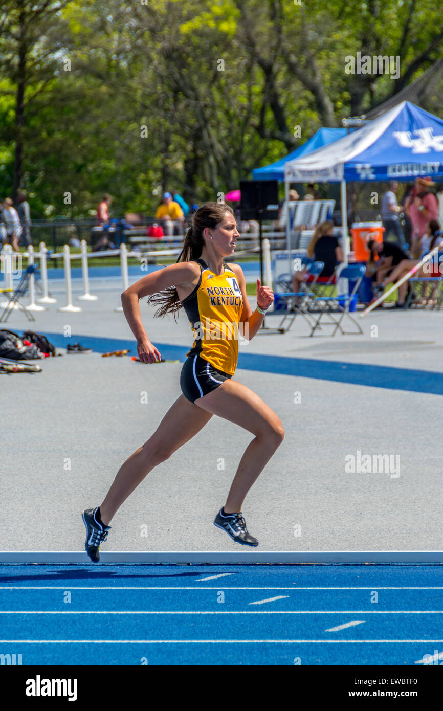 Fuß-Rennen für Frauen bei den Kentucky-Relais.  Dies wurde an der University of Kentucky mit Outdoor-Leichtathletik statt. Stockfoto