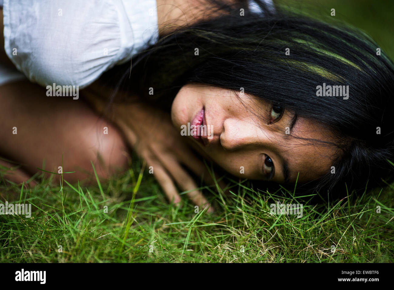 Eine junge, ziemlich asiatische Frau in einem Garten in Hanoi, Vietnam. Stockfoto