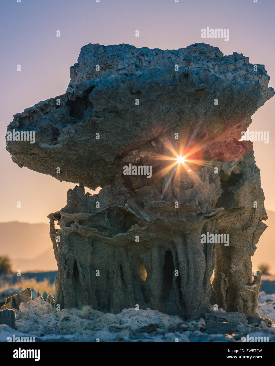 Sonnenuntergang am Sand Formationen am Mono Lake in der Nähe von Marine Beach, Kalifornien, USA Stockfoto