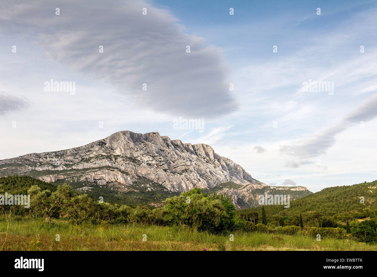 Die "Montagne Sainte Victoire" Kalkberge (Südost-Frankreich) Stockfoto