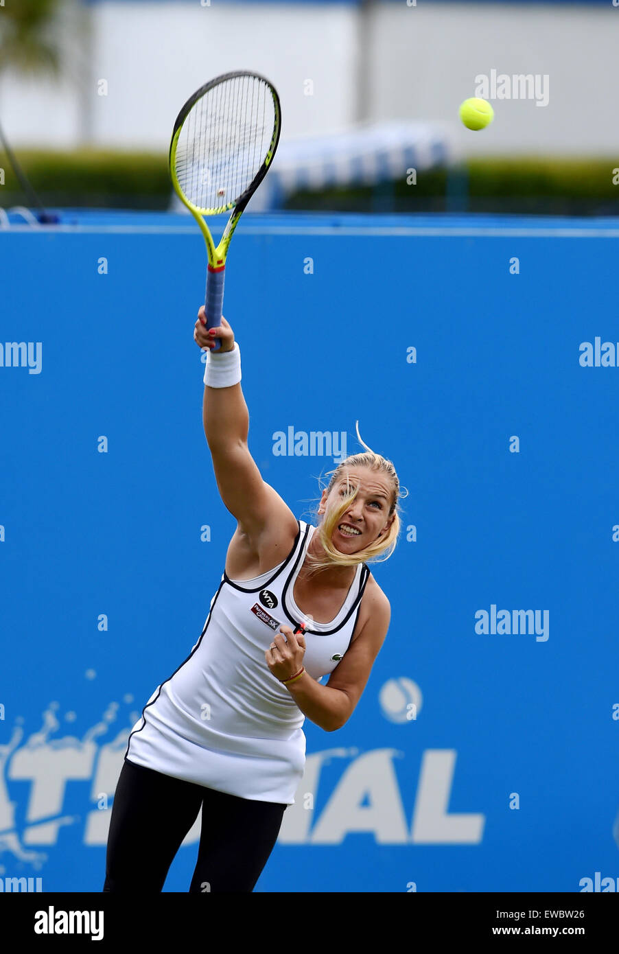 Eastbourne, Sussex, UK. 22. Juni 2015. Dominika Cibulkova der Slowakei im Einsatz gegen britische Spieler Harriet Dart bei den Aegon International-Tennis-Turnier in Devonshire Park Eastbourne Kredit statt: Simon Dack/Alamy Live News Stockfoto