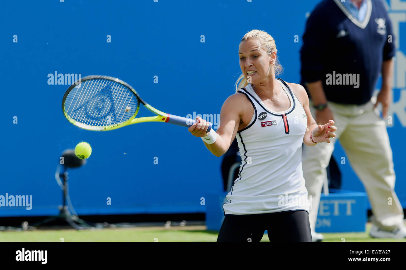 Eastbourne, Sussex, UK. 22. Juni 2015. Dominika Cibulkova der Slowakei im Einsatz gegen britische Spieler Harriet Dart bei den Aegon International-Tennis-Turnier in Devonshire Park Eastbourne Kredit statt: Simon Dack/Alamy Live News Stockfoto