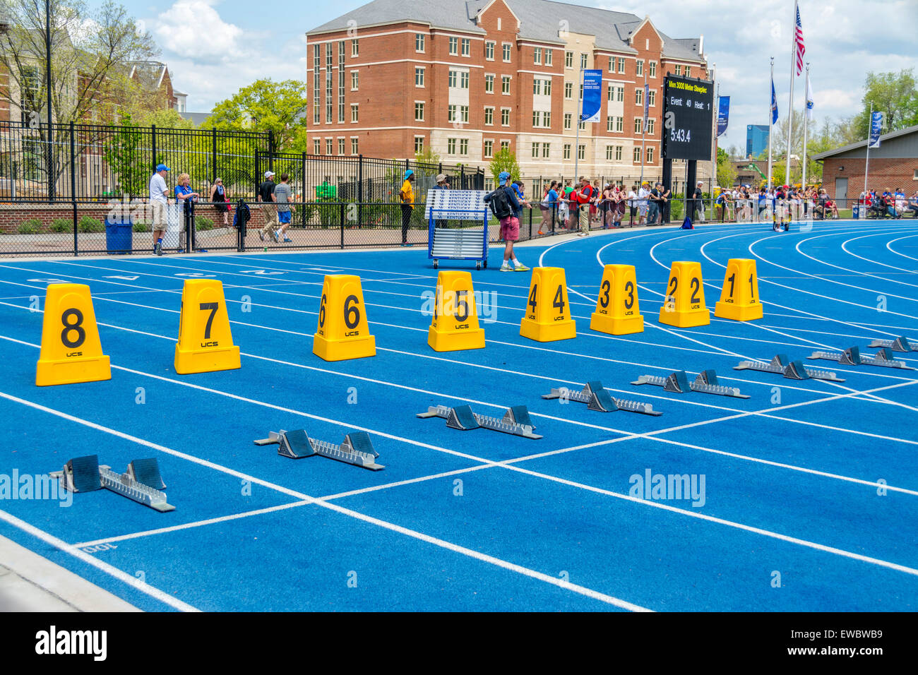 Startblöcke für Rennen in Kentucky-Relais.  Dies wurde an der University of Kentucky mit Outdoor-Leichtathletik statt. Stockfoto