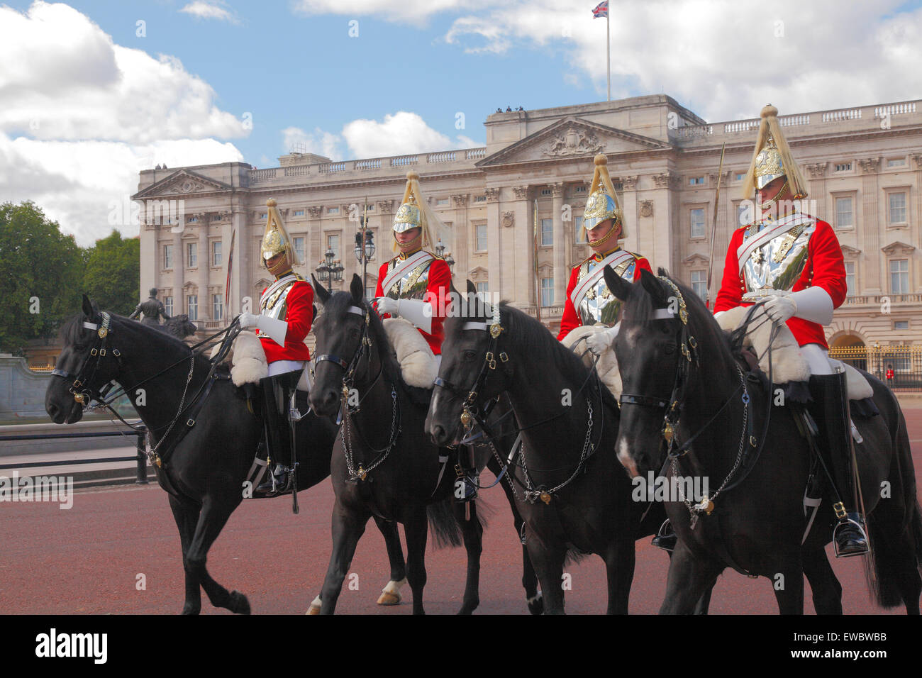 Royal Household Cavalry im Buckingham Palace in London montiert Stockfoto