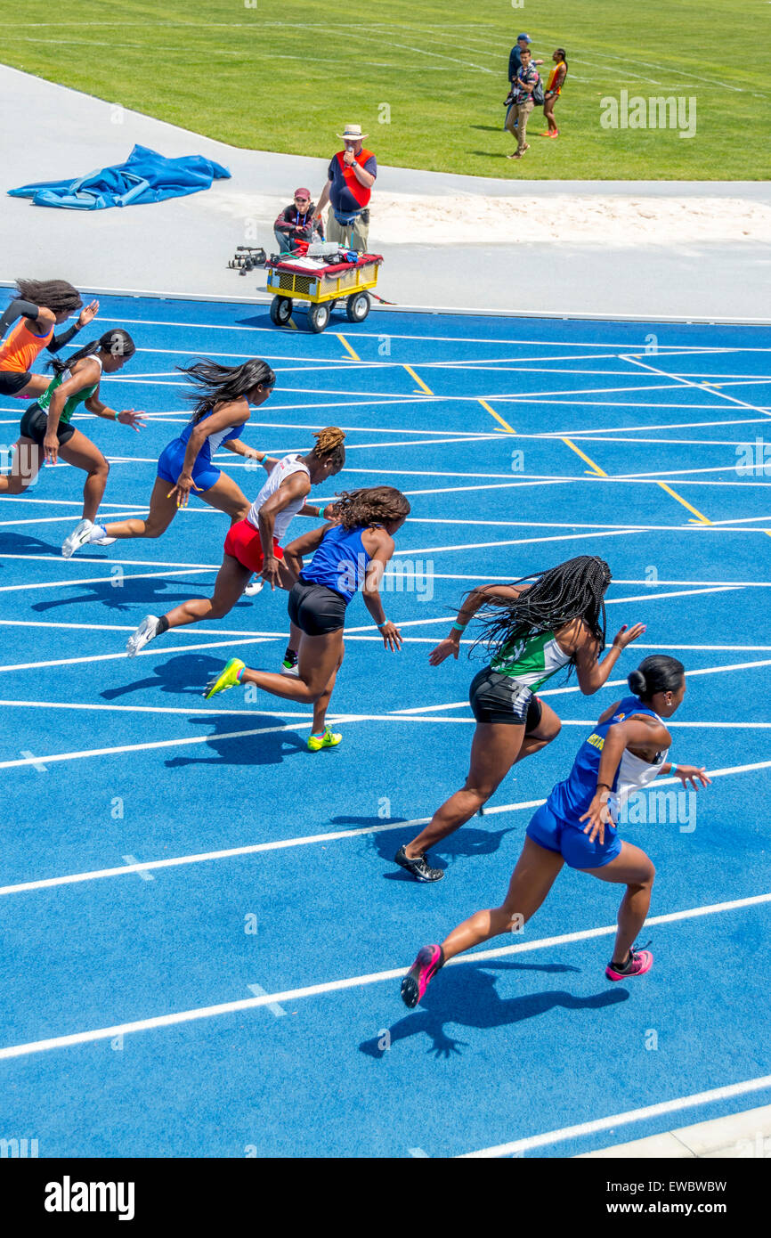 Fuß-Rennen für Frauen bei den Kentucky-Relais.  Dies wurde an der University of Kentucky mit Outdoor-Leichtathletik statt. Stockfoto