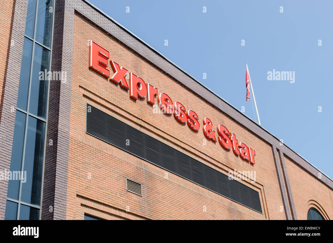 Großes Schild an der Wand des Express und Sterne Gebäude in Wolverhampton Stockfoto