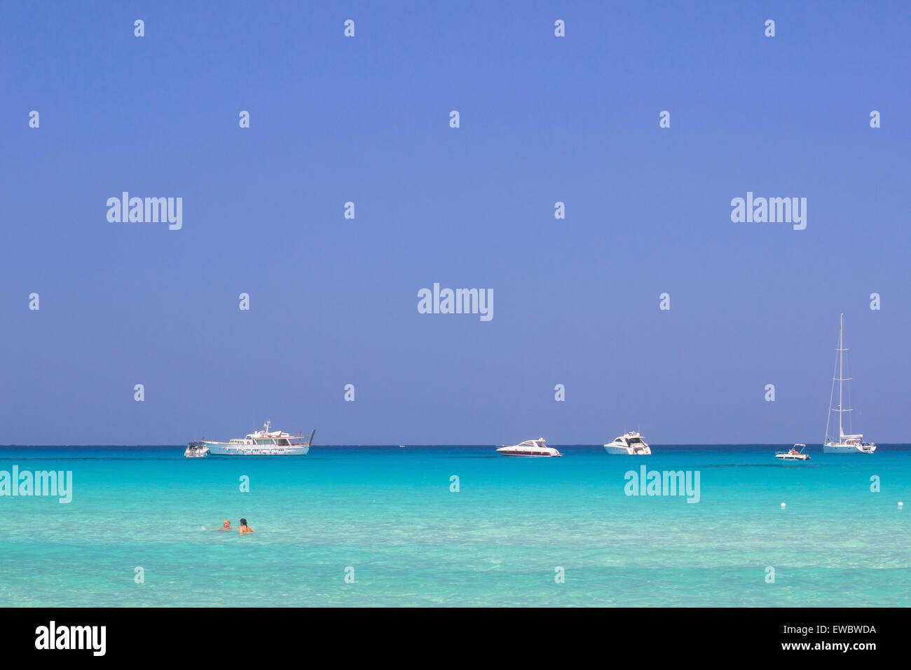 blaues Meer Sky Resort Boote Motorboot schwimmen Menschen 'Kopieren Raum' San Vito Lo Capo, Sizilien Stockfoto