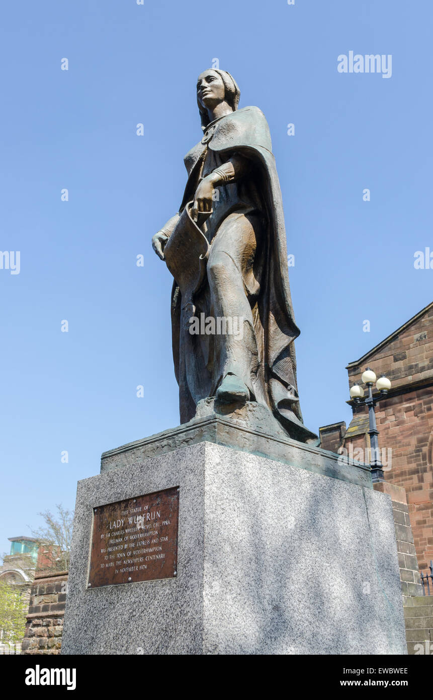 Statue von Lady Wulfrun von Sir Charles Wheeler präsentiert nach Wolverhampton Express und Star Zeitung Stockfoto