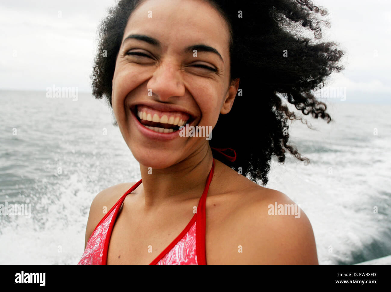 Ein Tourist lacht auf einem Motorboot-Fahrt entlang der Pazifikküste in Nuqui, Kolumbien. Stockfoto