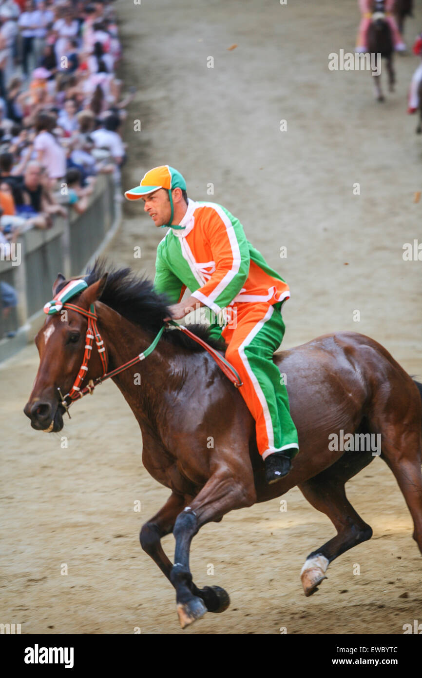 Während Palio-Pferderennen Testversion. Es gibt 6 trial Rennen vor dem großen Rennen. Siena ist berühmt für seine zweimal jährlichen Pferderennen Palio Stockfoto