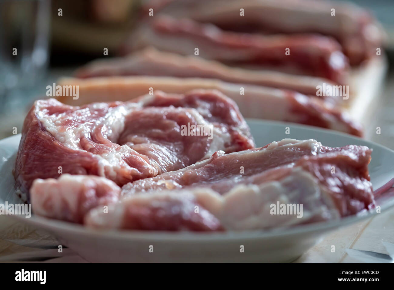 Schweinerippchen auf einem Teller, rustikales Ambiente rund um - selektiven Fokus Stockfoto