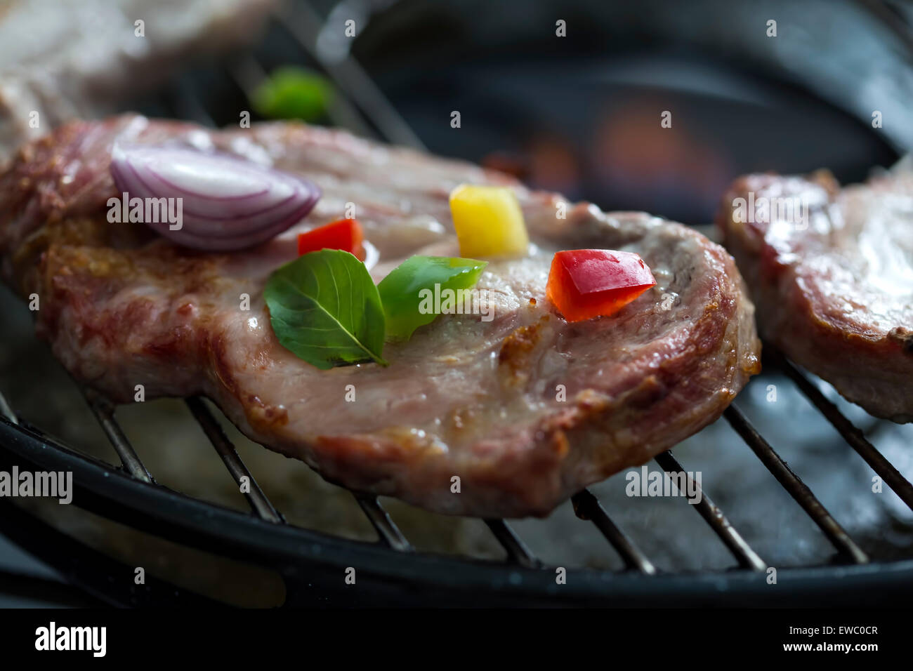 Nahaufnahme von einigen Steak auf dem Grill mit Gemüse Stockfoto