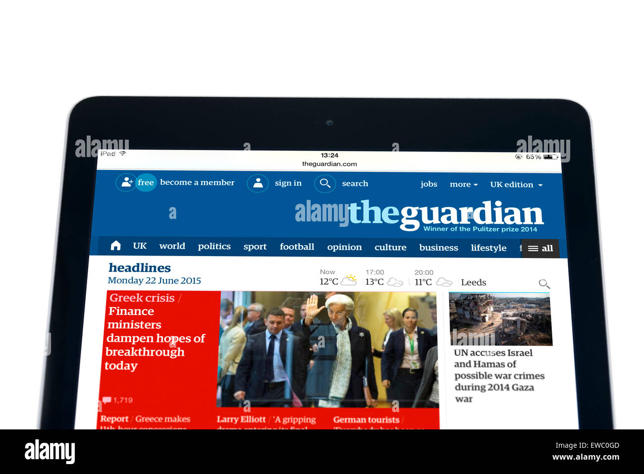 Lesen Sie die Internet-Ausgabe des Online-Tageszeitung the Guardian auf einem Apple iPad Air, UK Stockfoto