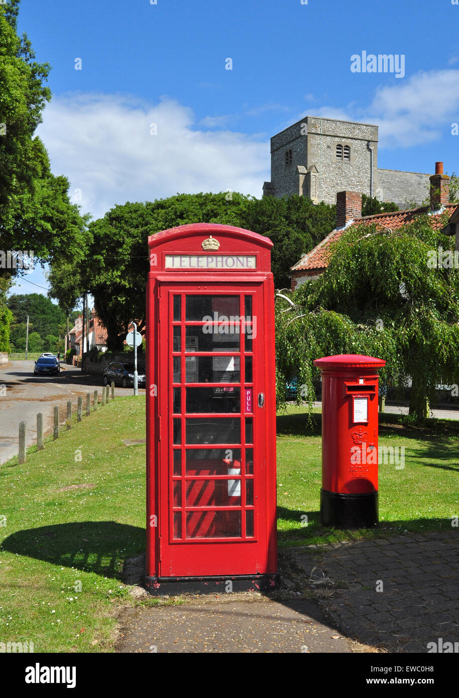 Telefon-Kiosk, post-Säule Box und Kirche Turm, Dornweiler, Norfolk, England, UK Stockfoto