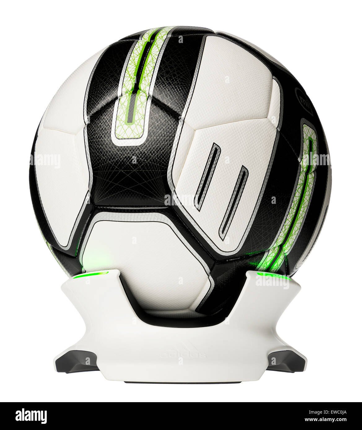 Adidas MiCoach Fußball. Trainingsprogramm. Intelligente Ball. Trainingsball mit integriertem Sensor. Stockfoto
