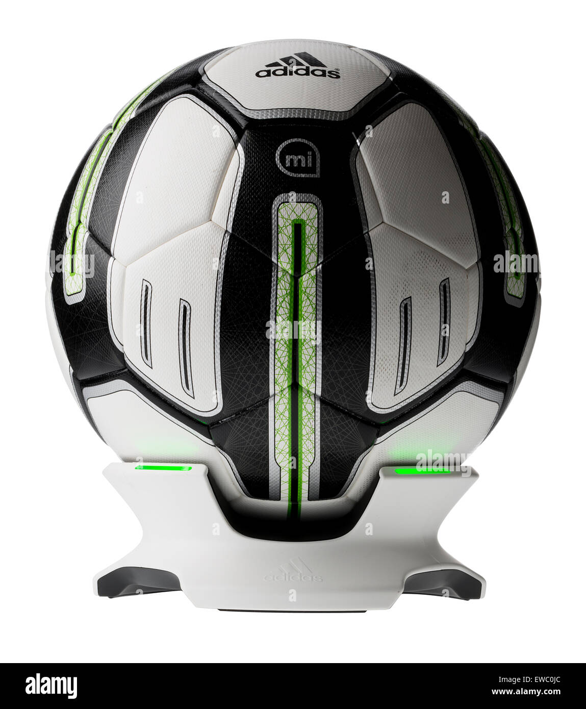 Adidas MiCoach Fußball. Trainingsprogramm. Intelligente Ball. Trainingsball mit integriertem Sensor. Stockfoto