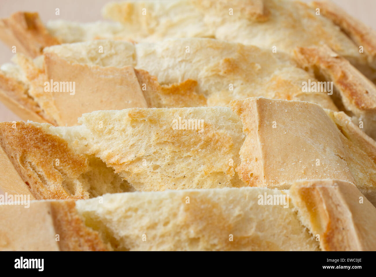 In Scheiben frisches Baguette auf einem Holzbrett Stockfoto
