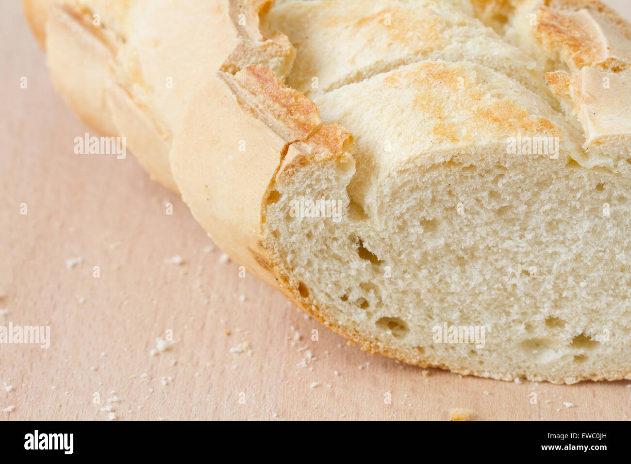 In Scheiben frisches Baguette auf einem Holzbrett Stockfoto