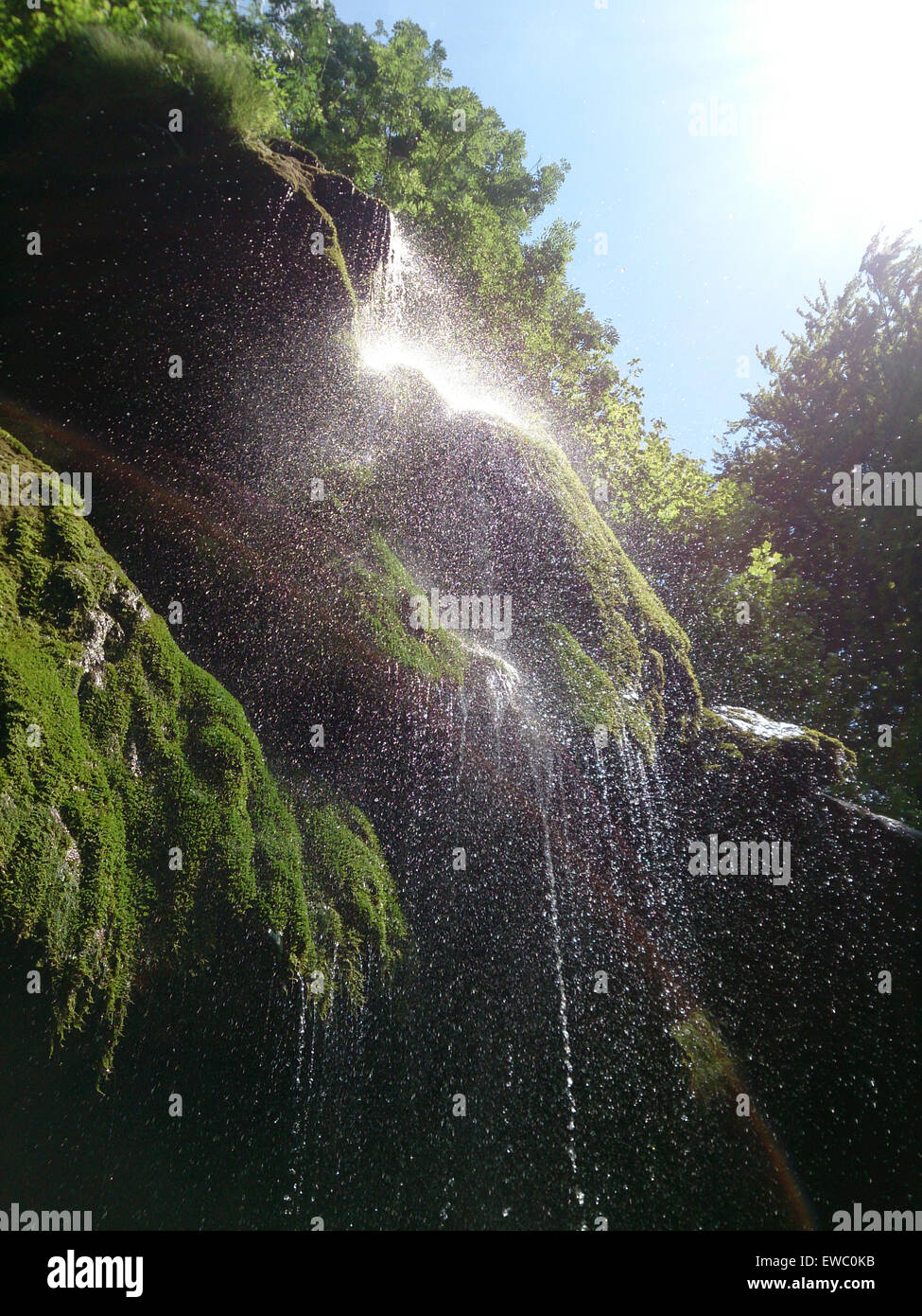 Nahaufnahme von wunderschön und fantastisch Wasserfall in den Bergen in Rumänien Nacional Park. Closeup Schuss faszinierende Wasserfall Wasser Stockfoto