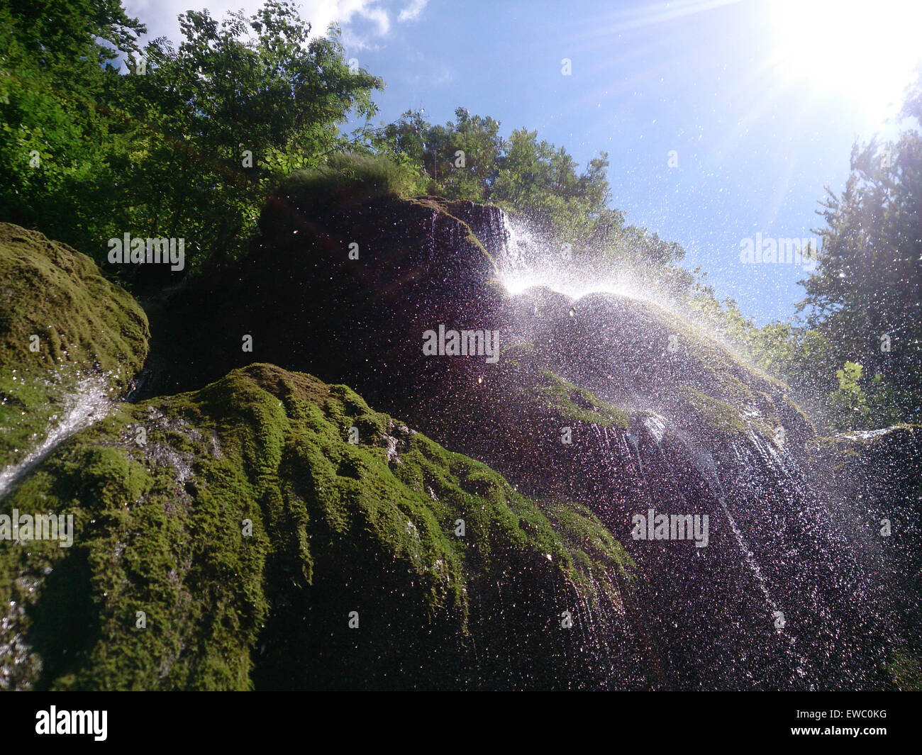 Nahaufnahme von wunderschön und fantastisch Wasserfall in den Bergen in Rumänien Nacional Park. Closeup Schuss faszinierende Wasserfall Wasser Stockfoto