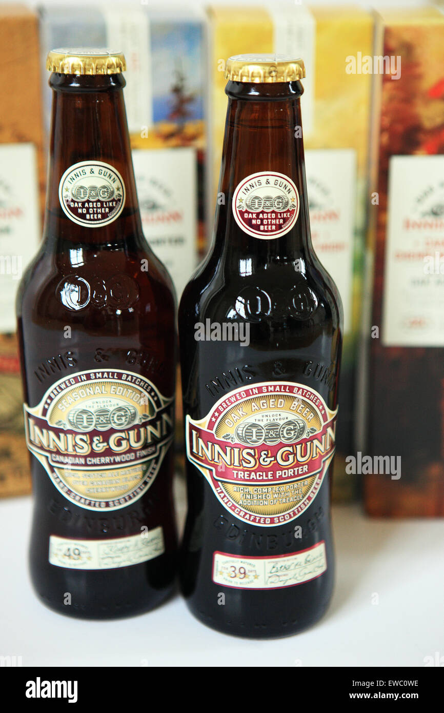 Flaschen von Innis & Gunn schottischen Craft Biere vor ihren bunten Boxen Stockfoto