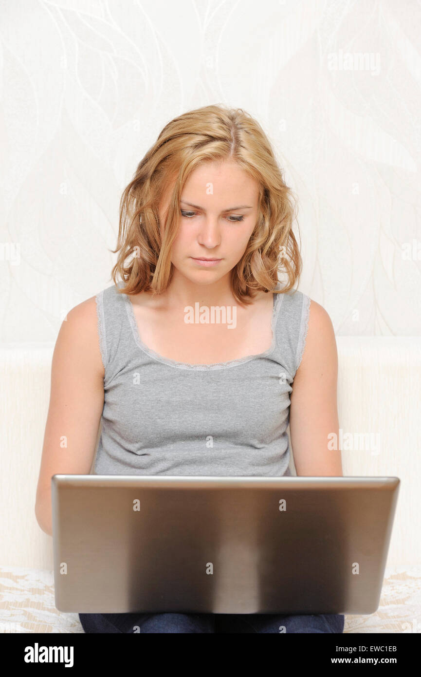 Junge Frau sitzen und arbeiten am laptop Stockfoto