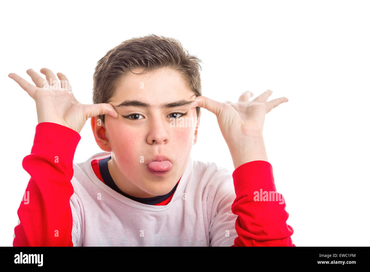 Kaukasische glattschalige junge rot Langarm Hemd macht Gesichter mit beiden Händen seine Zunge zeigen Stockfoto