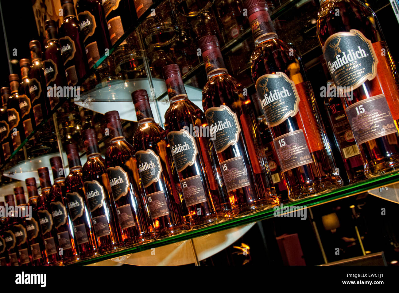 Reihen von Glenfiddich Whisky-Flaschen 15 jährige auf dem Rücken Bar Stockfoto