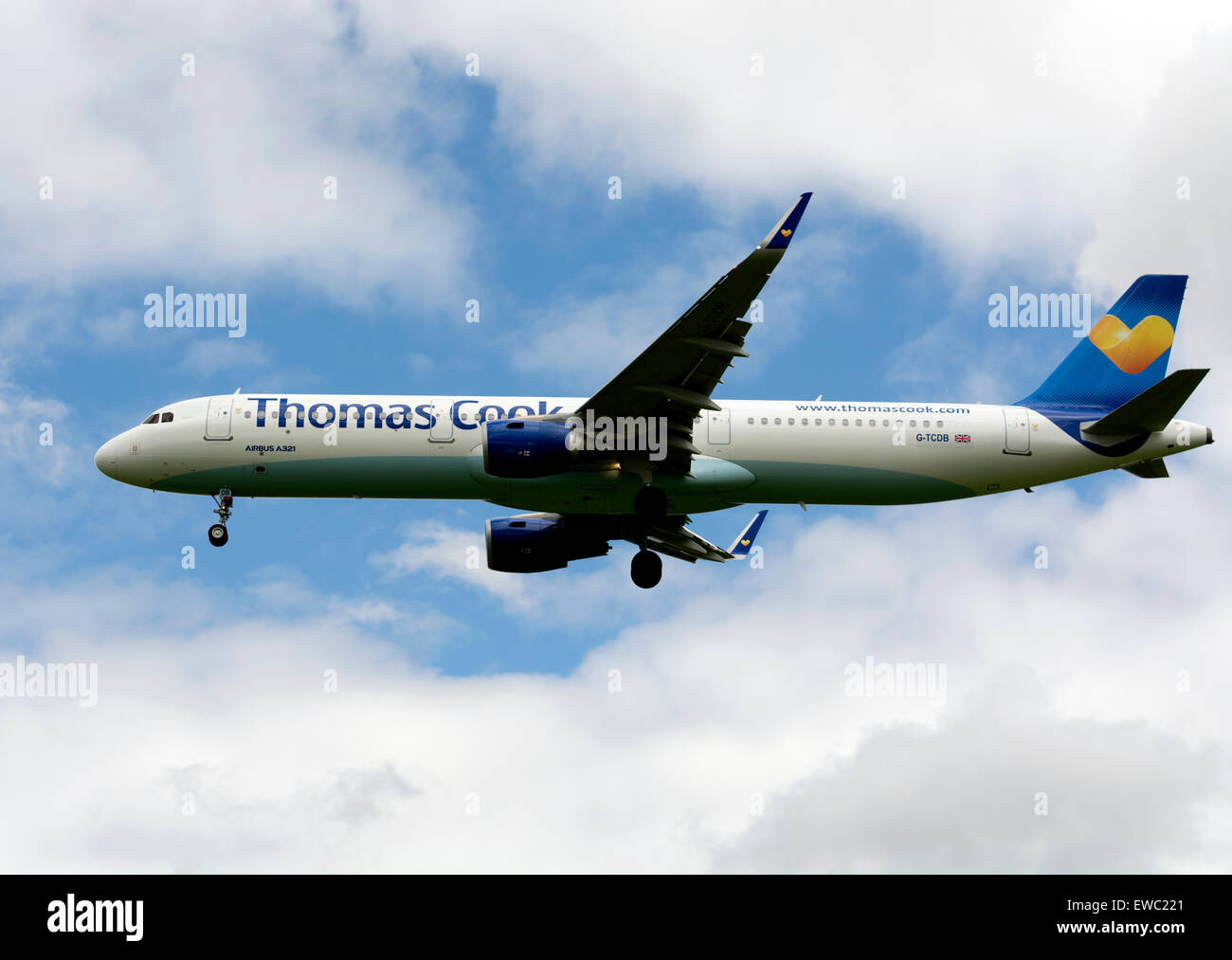 Thomas Cook Airbus A321 nähert sich Flughafen Birmingham, UK Stockfoto