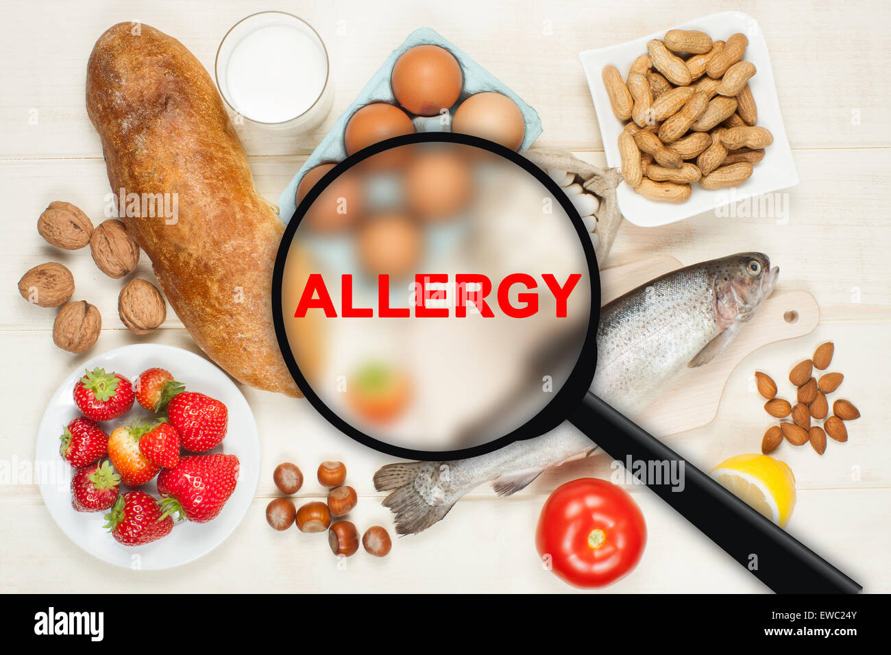 Allergie-Food-Konzept. Essen auf Holztisch Stockfoto