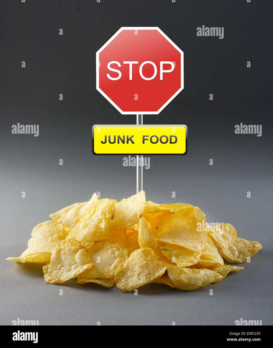 Junk-Food Konzept - Kartoffelchips und Road Stop-Schild Stockfoto