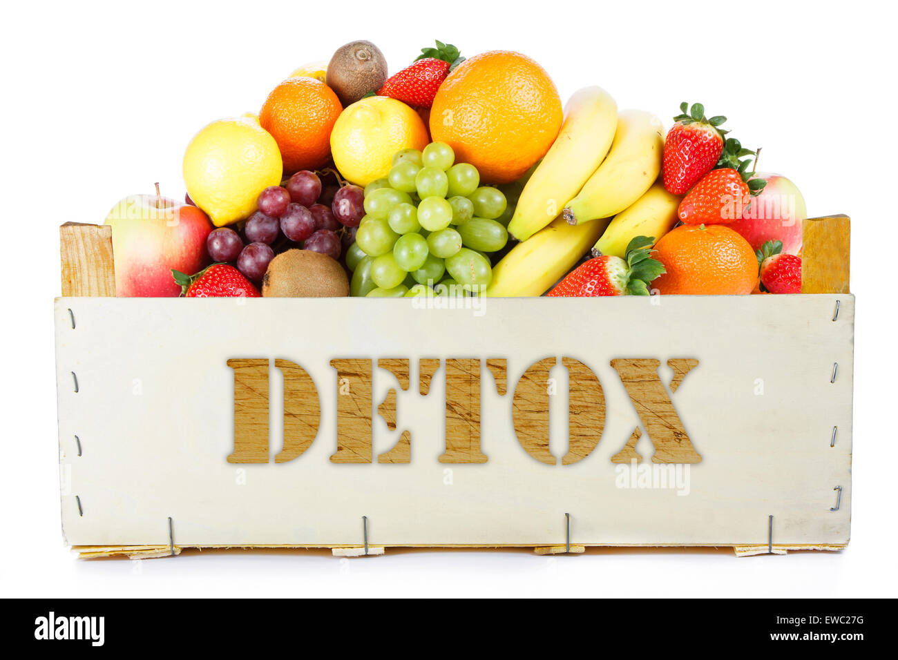 Detox. Früchte in Holzkiste Stockfoto