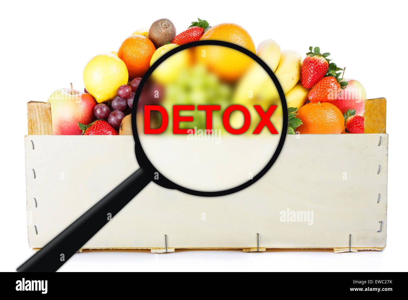 Detox. Früchte in Holzkiste Stockfoto