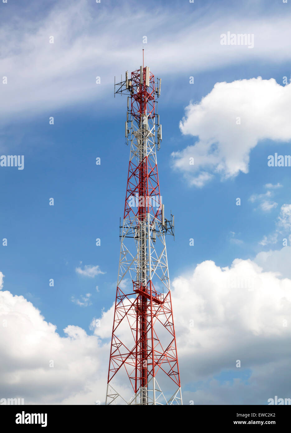 Antenne Radio Welle Getriebe. Strahlend blauer Himmel. Stockfoto