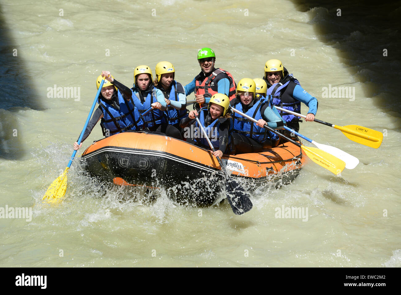 Wildwasser-rafting im Tal von Chamonix in Frankreich mit Cham Aventure Ourdoor Aktivitäten Stockfoto