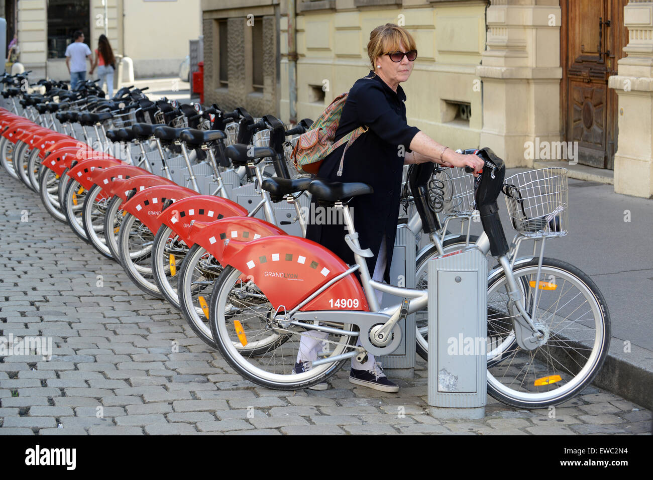 Fahrrad Verleih Frau mieten Fahrrad Lyon Burgund Frankreich Stockfoto